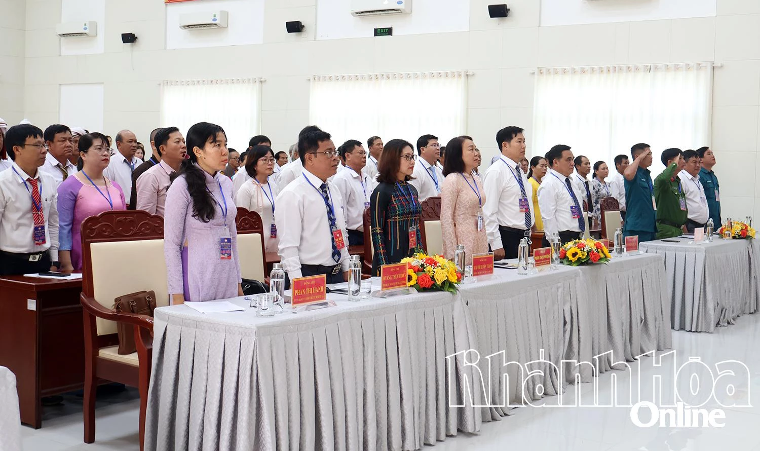 Các đại biểu thực hiện nghi lễ chào cờ.
