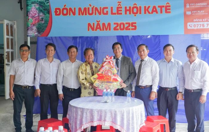 Phó Chủ tịch Thường trực UBND tỉnh Khánh Hòa Nguyễn Long Biên thăm, chúc mừng các gia đình người Chăm tiêu biểu nhân dịp Lễ hội Katê