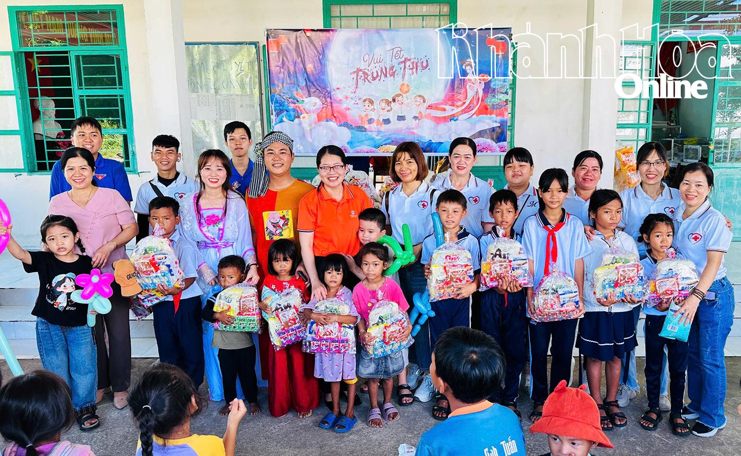 Lãnh đạo Ủy ban MTTQ Việt Nam phường Đô Vinh và Nhóm Cựu thanh thiếu niên chữ thập đỏ Phan Rang-Tháp Chàm tặng quà Trung thu cho trẻ em