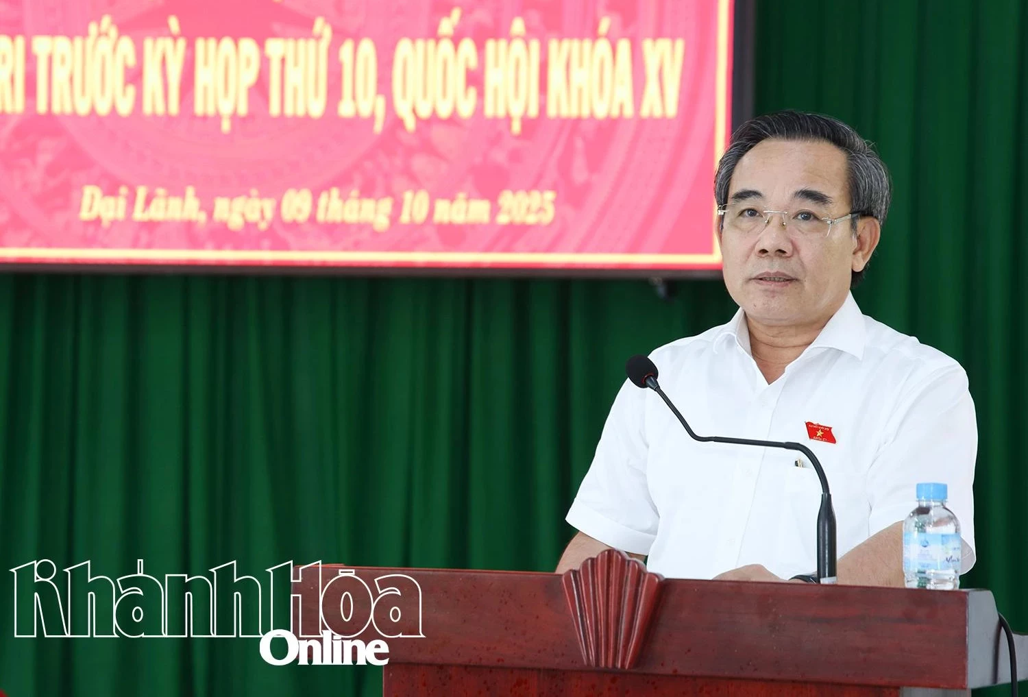 Đồng chí Lê Hữu Trí thông tin một số nội dung đến các cử tri.
