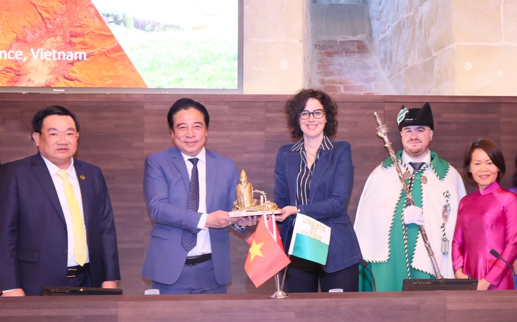 Chủ tịch UBND tỉnh Nguyễn Khắc Toàn tặng quà lưu niệm cho chính quyền bang Vaud.
