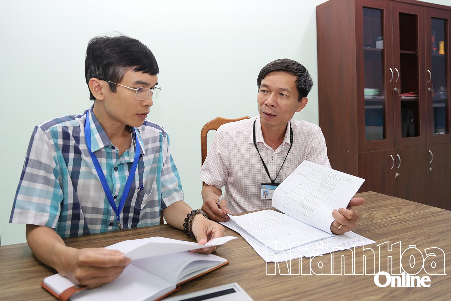 Đồng chí Nguyễn Văn Minh (bìa phải) trao đổi công việc với cán bộ phường Nam Nha Trang.