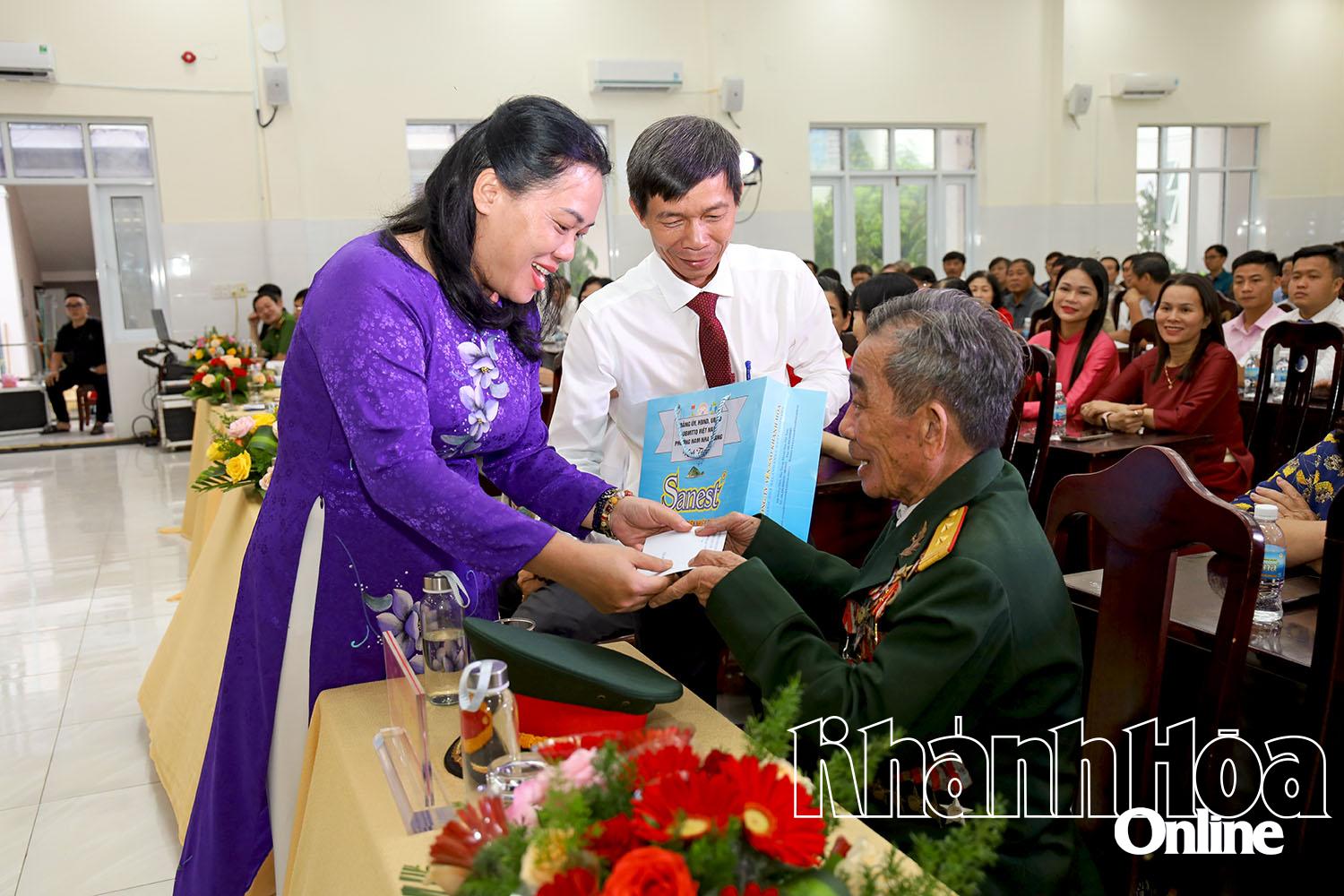 Lãnh đạo UBND, Ủy ban MTTQ Việt Nam phường tặng quà Anh hùng Lực lượng vũ trang nhân dân Nguyễn Đức Quân. 