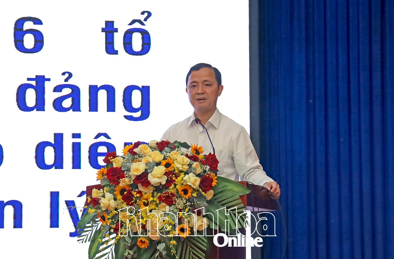 Tiến sĩ Nguyễn Xuân Trường - Vụ trưởng Vụ Cơ quan Nội
chính, Ban Nội chính
Trung ương truyền đạt tại hội nghị.