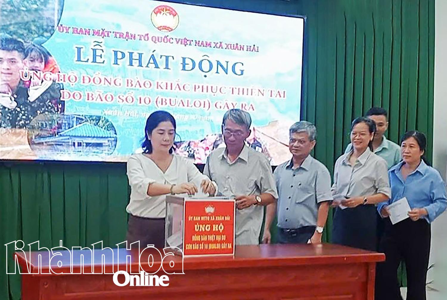 Cán bộ, công chức xã Xuân Hải tham gia ủng hộ đồng bào bị ảnh hưởng cơn bão số 10.
