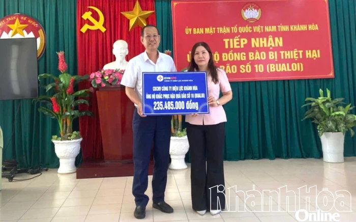Công ty Điện lực Khánh Hòa ủng hộ đồng bào bị thiệt hại do bão hơn 235 triệu đồng