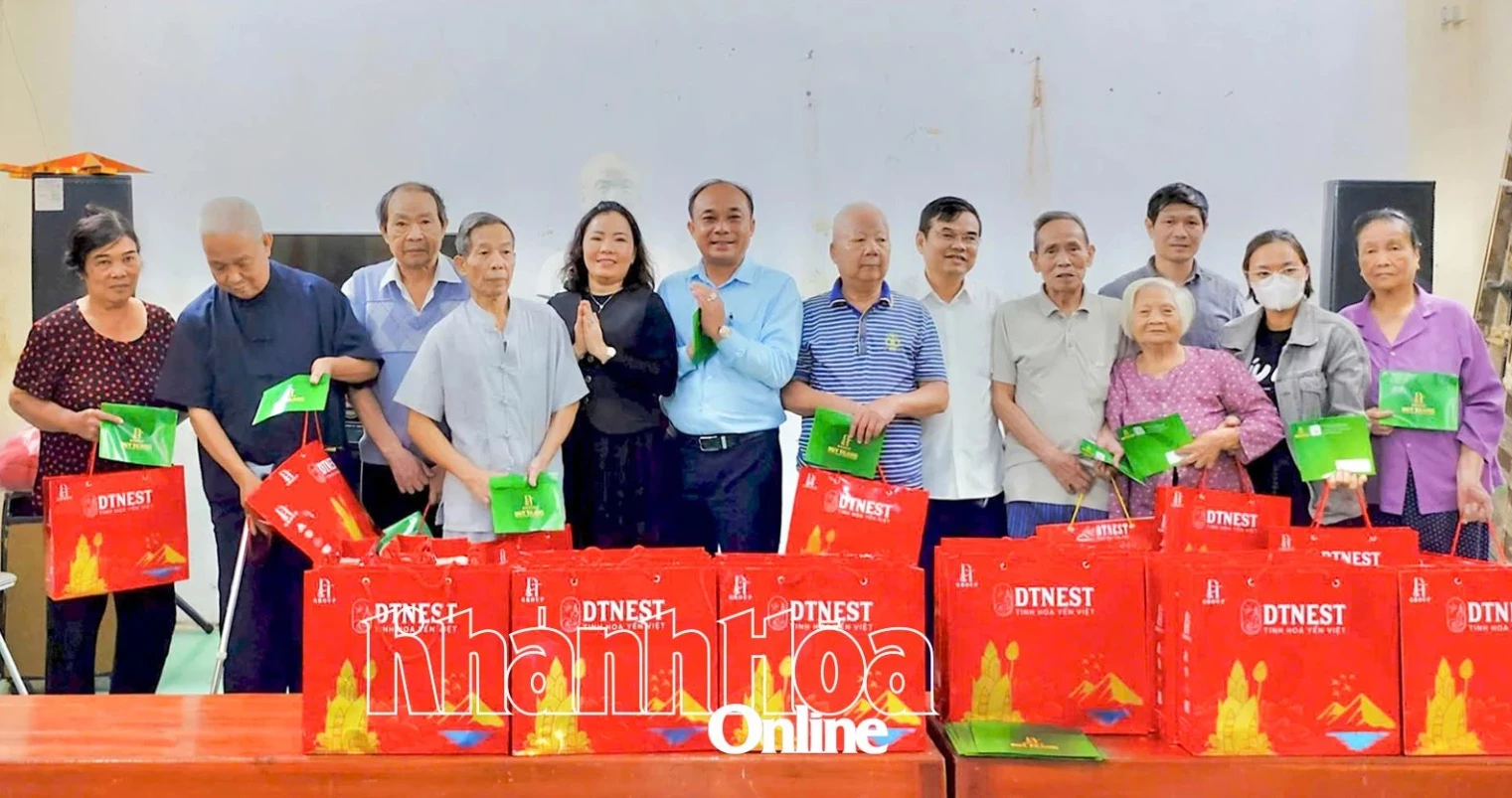 D&T Group trao hỗ trợ cho người dân bị thiệt hại do bão lũ.
