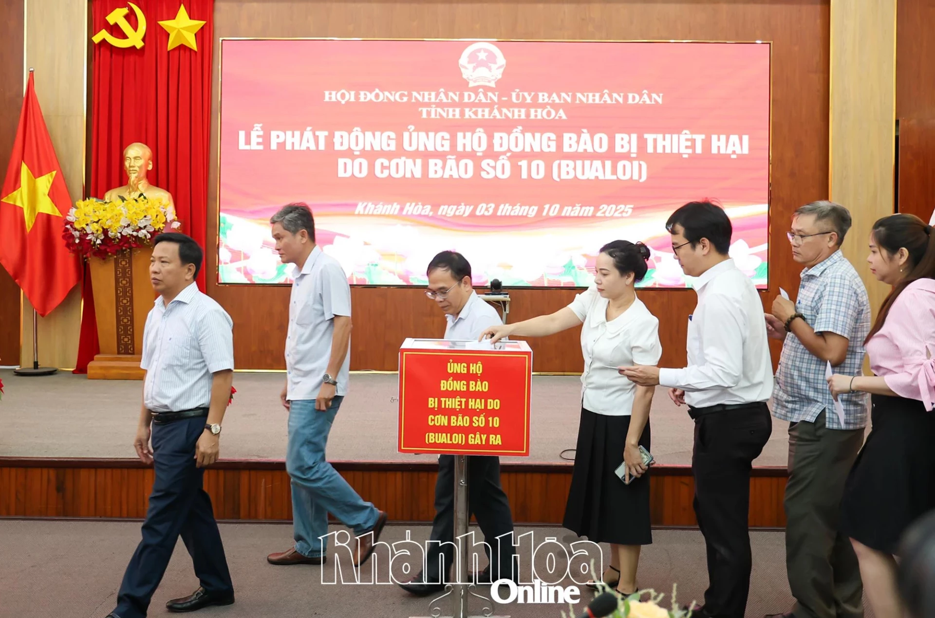 Cán bộ các sở, ngành, đơn vị, địa phương trên địa bàn tỉnh ủng hộ đồng bào bị thiệt hại do bão.
