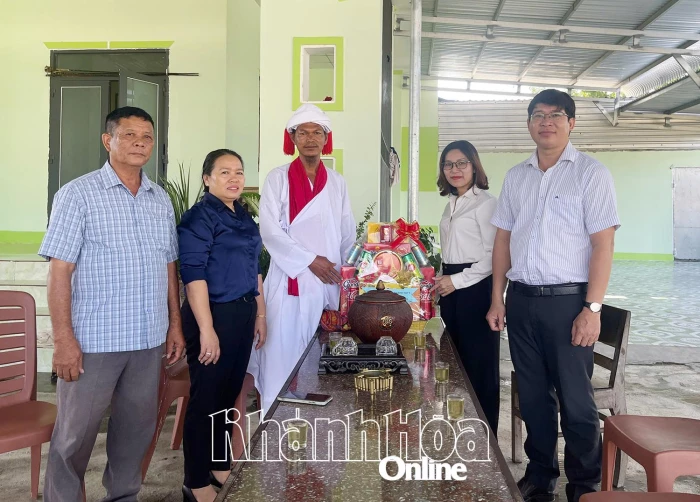 Xã Ninh Phước: Thăm, tặng quà các cơ sở tôn giáo và cá nhân tiêu biểu nhân dịp Lễ hội Katê năm 2025