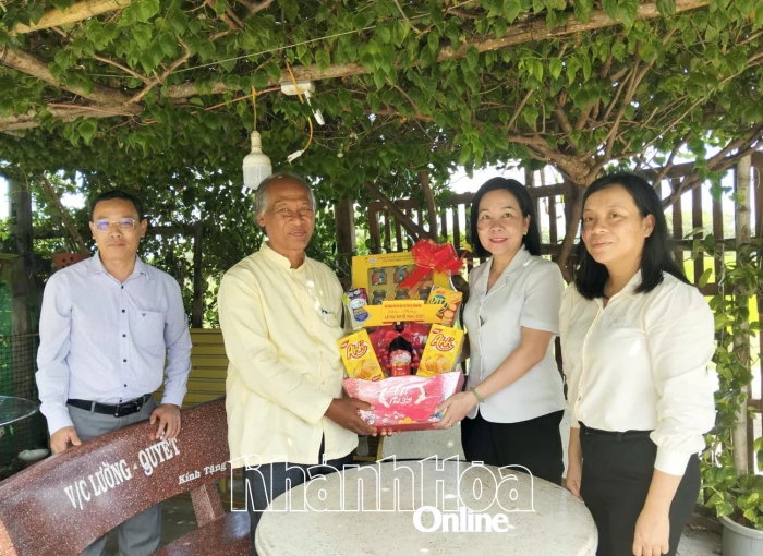 Lãnh đạo Ban Tuyên giáo và Dân vận Tỉnh ủy Khánh Hòa thăm, tặng quà nhân Lễ hội Katê