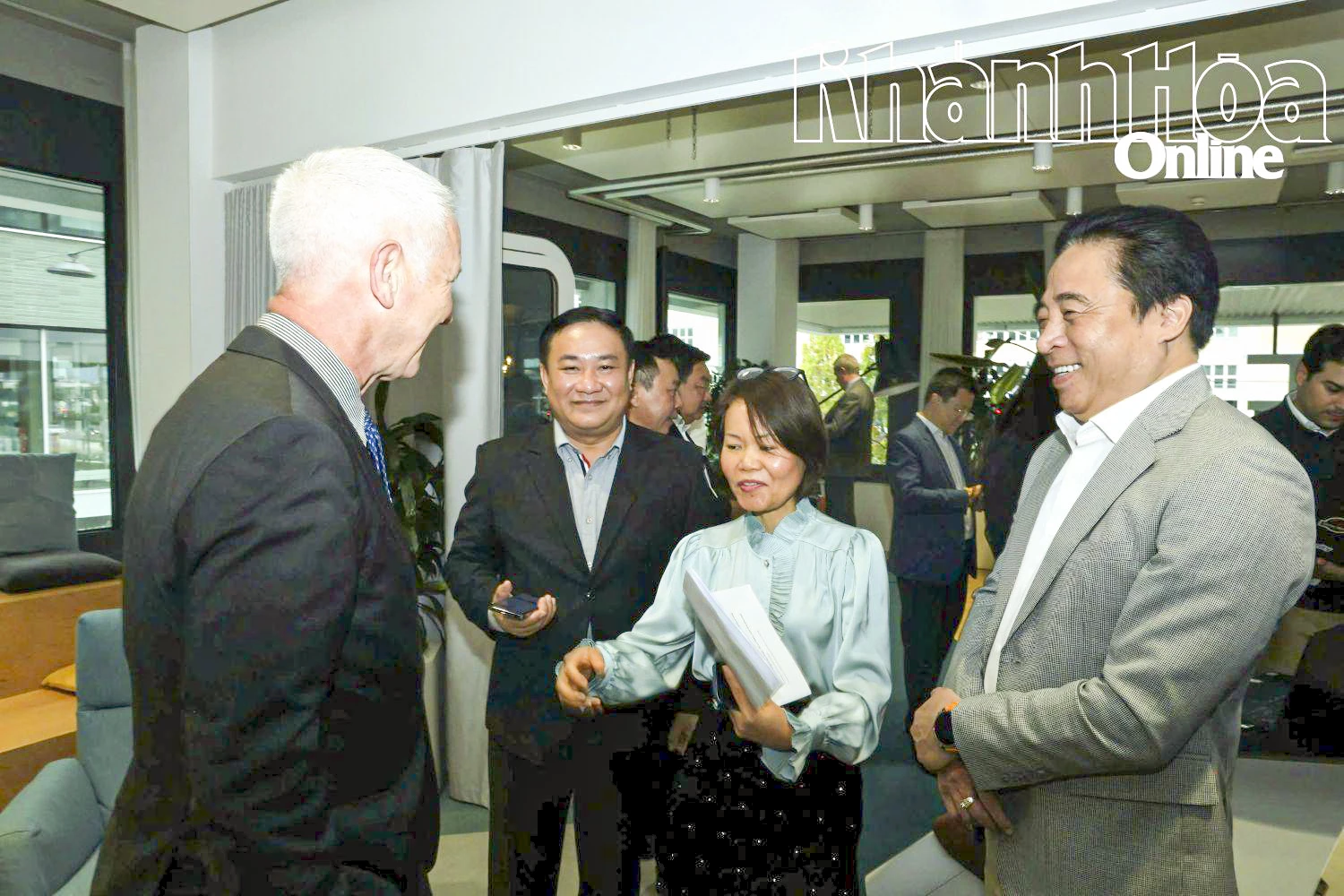 Chủ tịch UBND tỉnh Nguyễn Khắc Toàn trò chuyện với ông Ivo Sieber.
