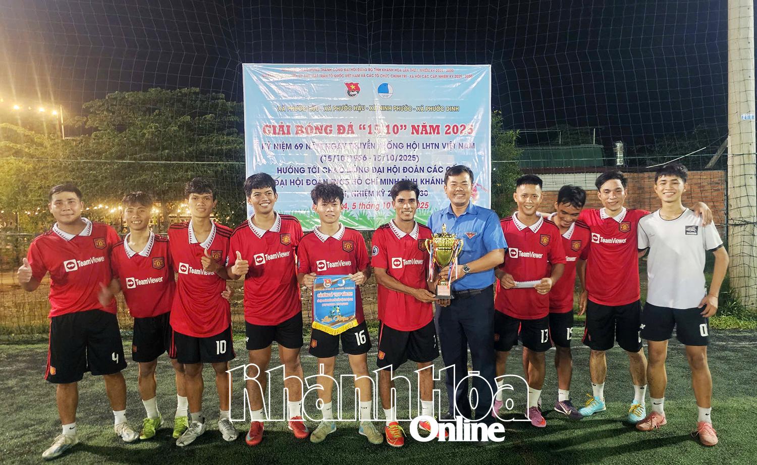 Ban tổ chức trao giải nhất cho đội xã Phước Hữu