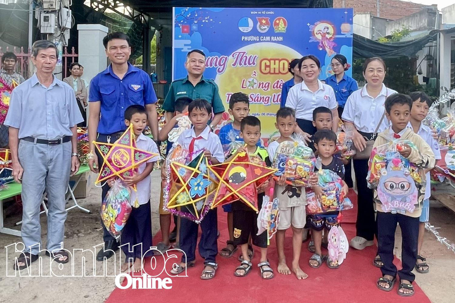 Trao quà Trung thu cho các em thiếu nhi có hoàn cảnh khó khăn.