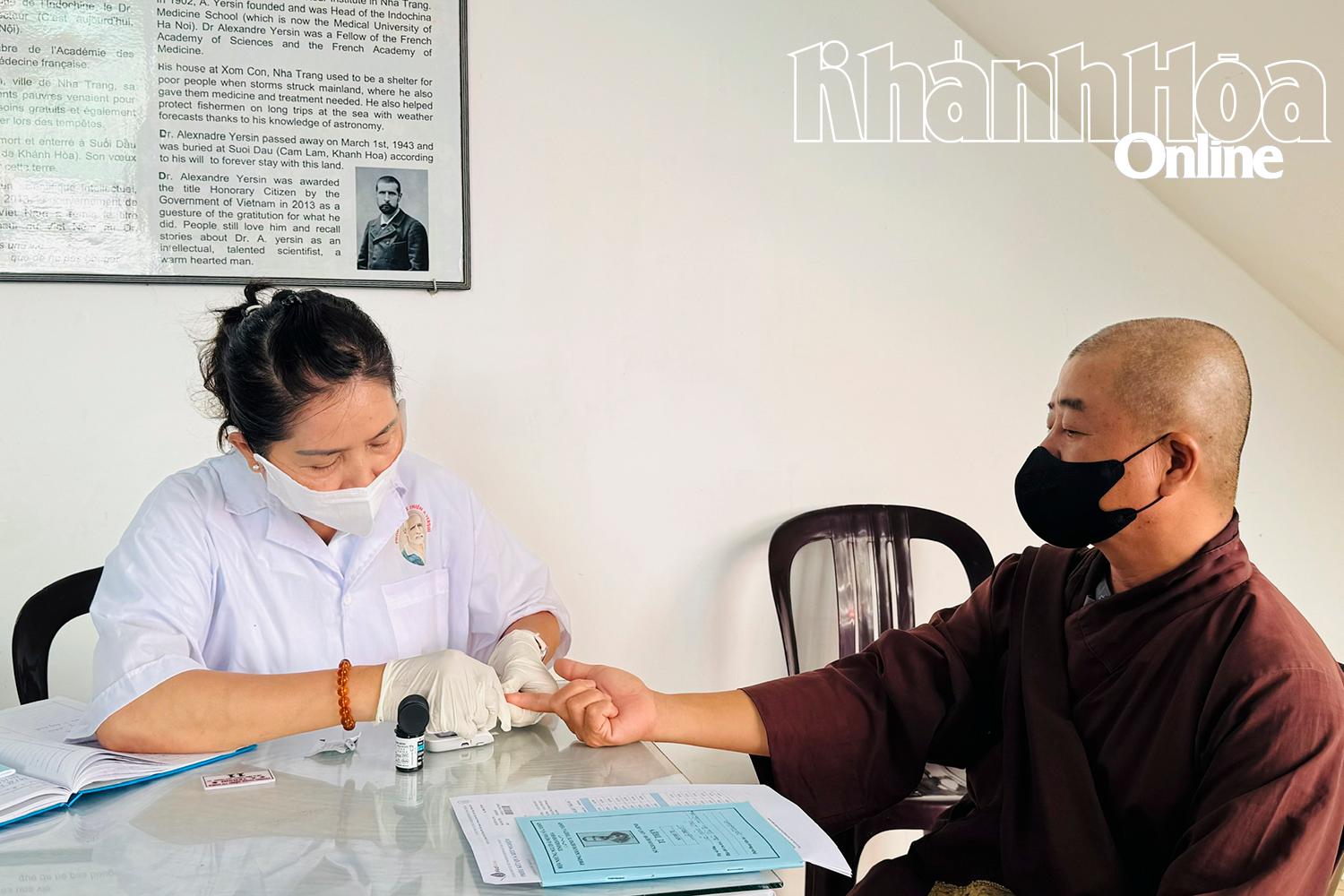 Bệnh nhân được lấy máu để xét nghiệm.
