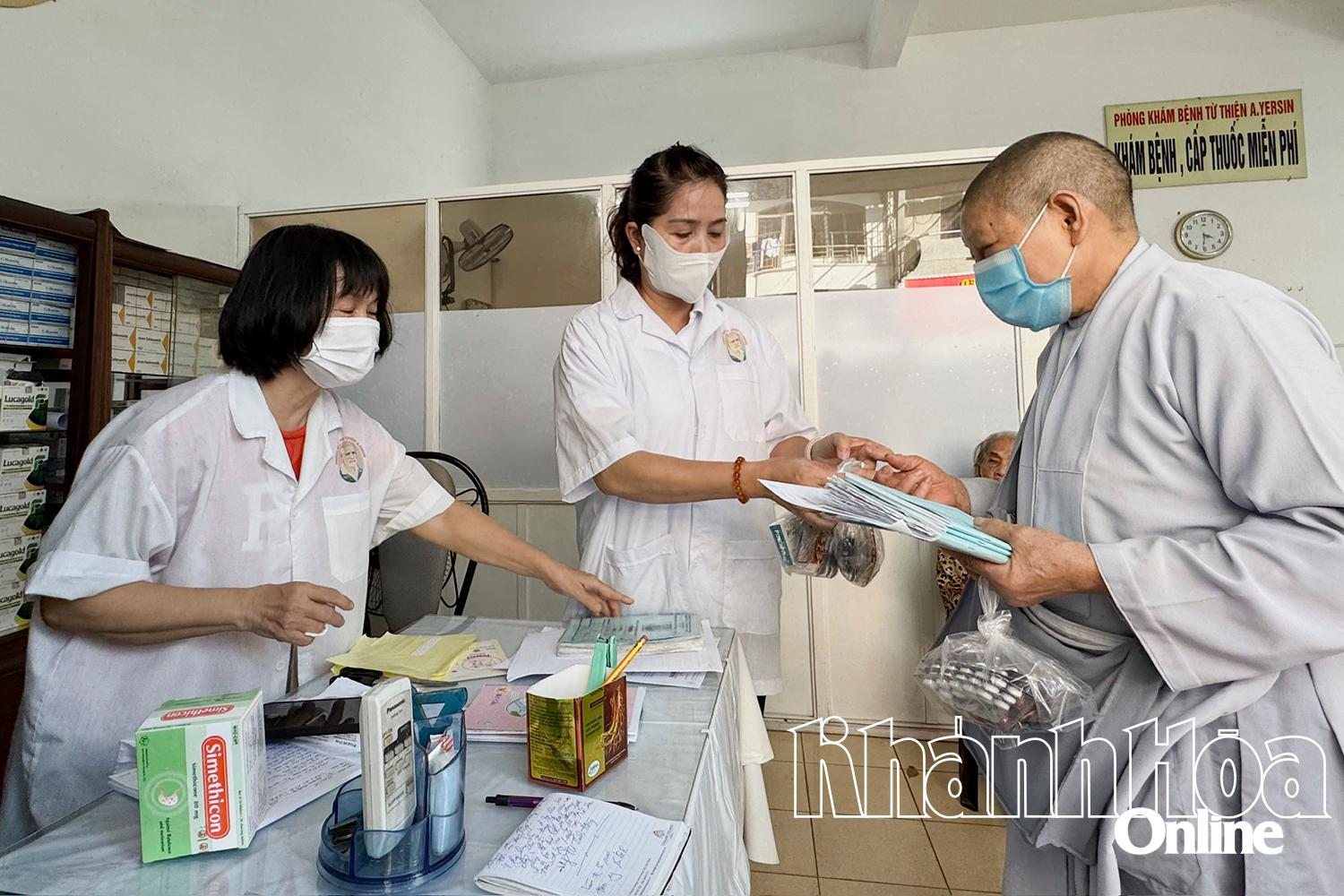 Trao thuốc cho các bệnh nhân.
