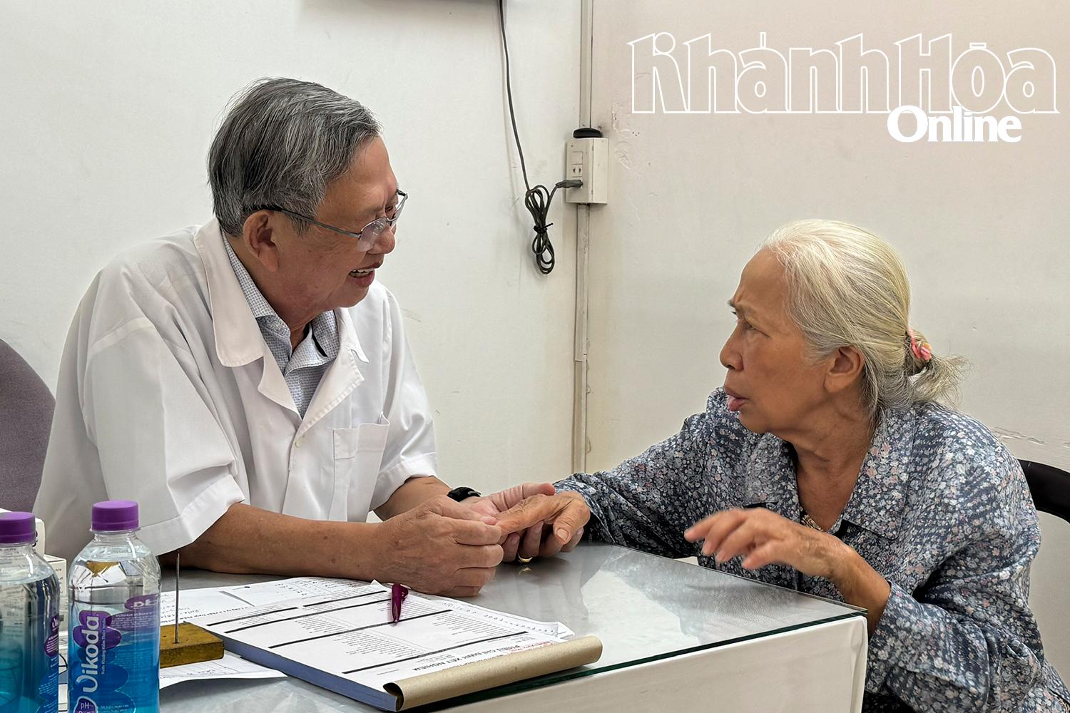Bác sĩ Nguyễn Ngọc Hiền khám bệnh và hướng dẫn bệnh nhân 
chăm sóc sức khỏe tuổi già.
