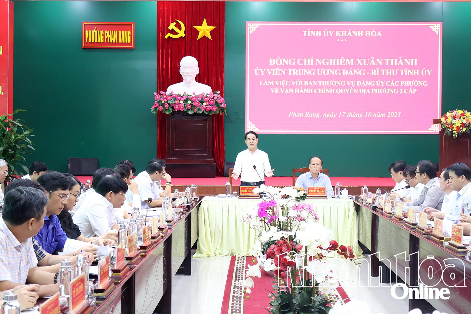 Quang cảnh buổi làm việc.