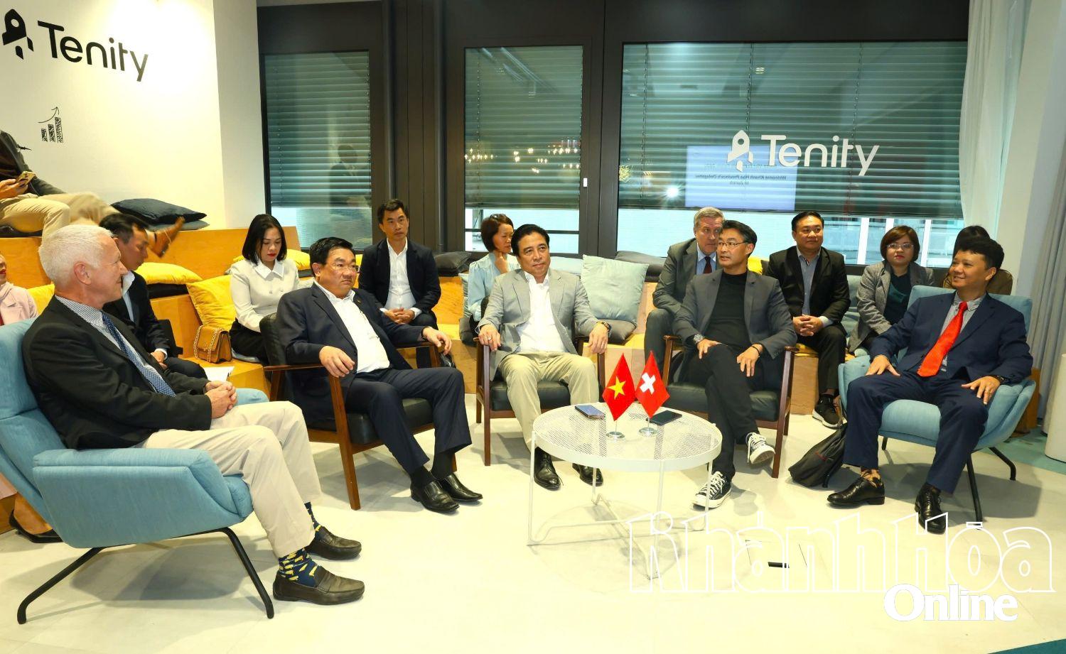 Quang cảnh buổi làm việc.