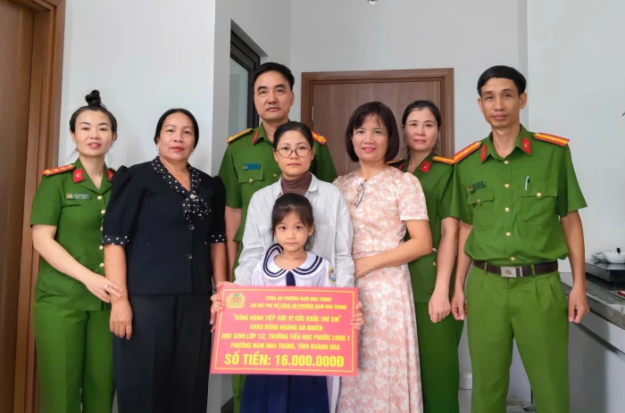 Trao tiền hỗ trợ cho học sinh mắc bệnh nặng