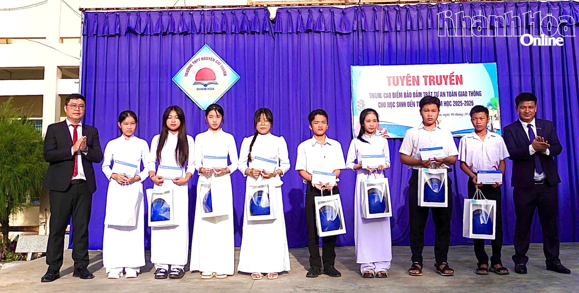 Đại diện các đơn vị trao học bổng cho học sinh Trường THPT Nguyễn Chí Thanh.