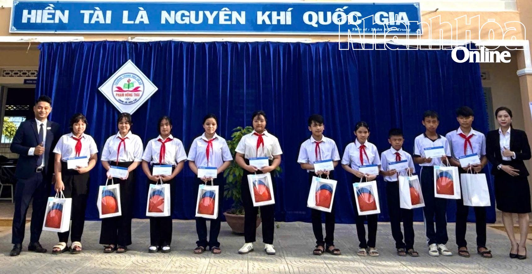 Đại diện các đơn vị trao học bổng cho học sinh Trường Trường THCS Phạm Hồng Thái.