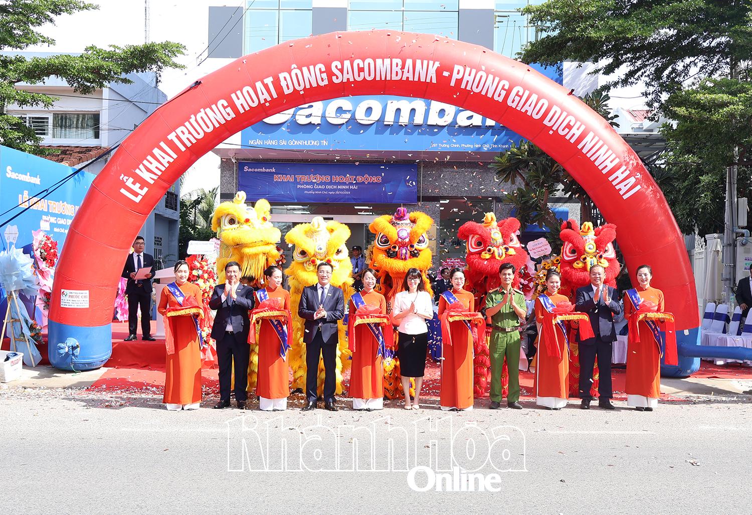 Các đại biểu thực hiện nghi thức cắt băng khai trương.