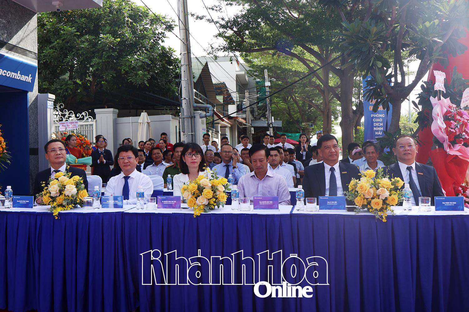 Các đại biểu dự lễ khai trương.