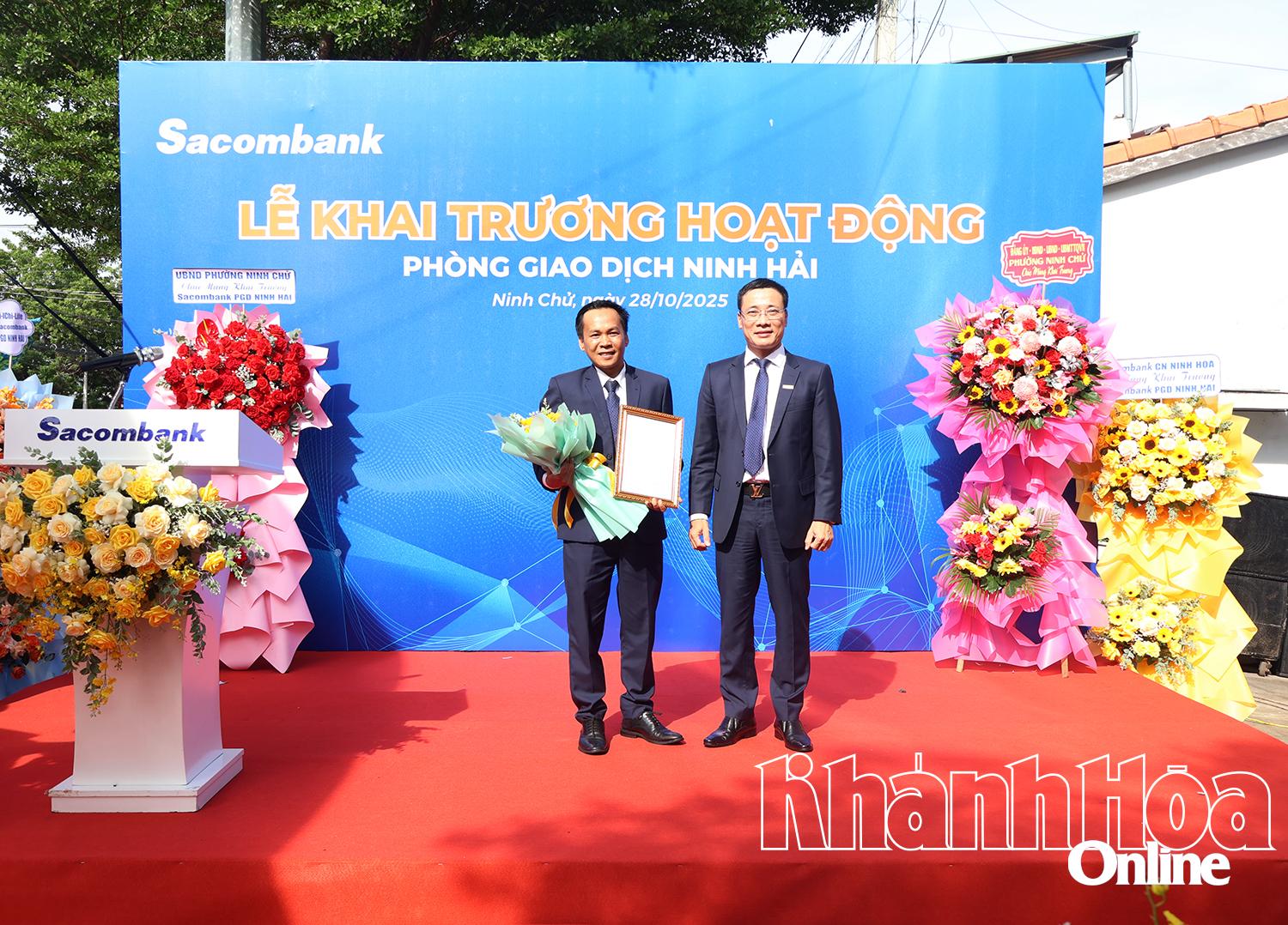 Ông Nguyễn Hồng Thành - Giám đốc Khu vực Miền Trung & Tây Nguyên trao quyết định và tặng hoa chúc mừng