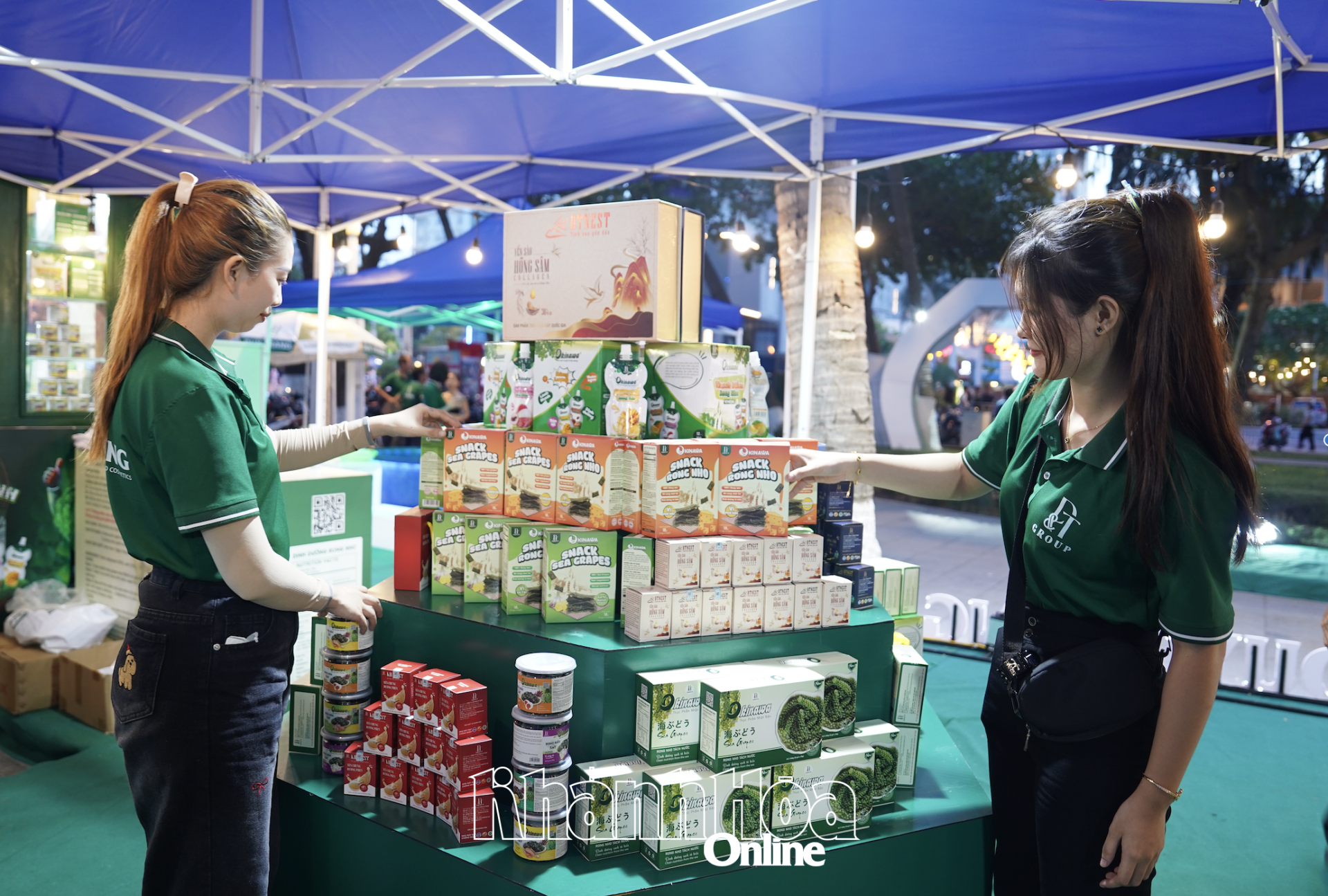 Trưng bày các dòng sản phẩm được làm từ rong nho.