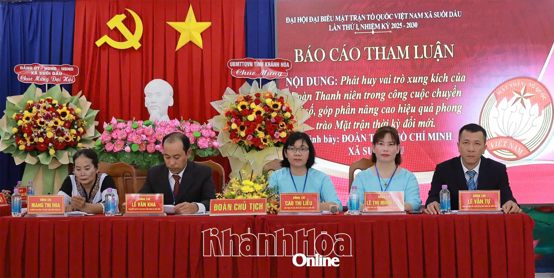 Đoàn chủ tịch điều hành đại hội.