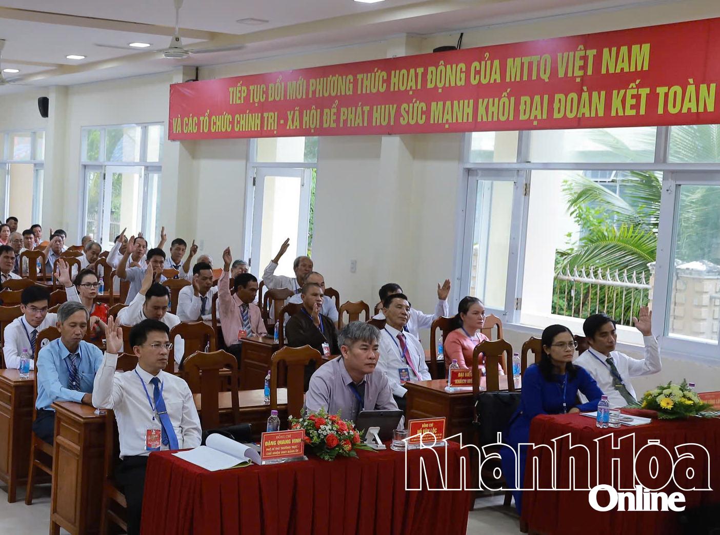 Biểu quyết thông qua Nghị quyết đại hội.
