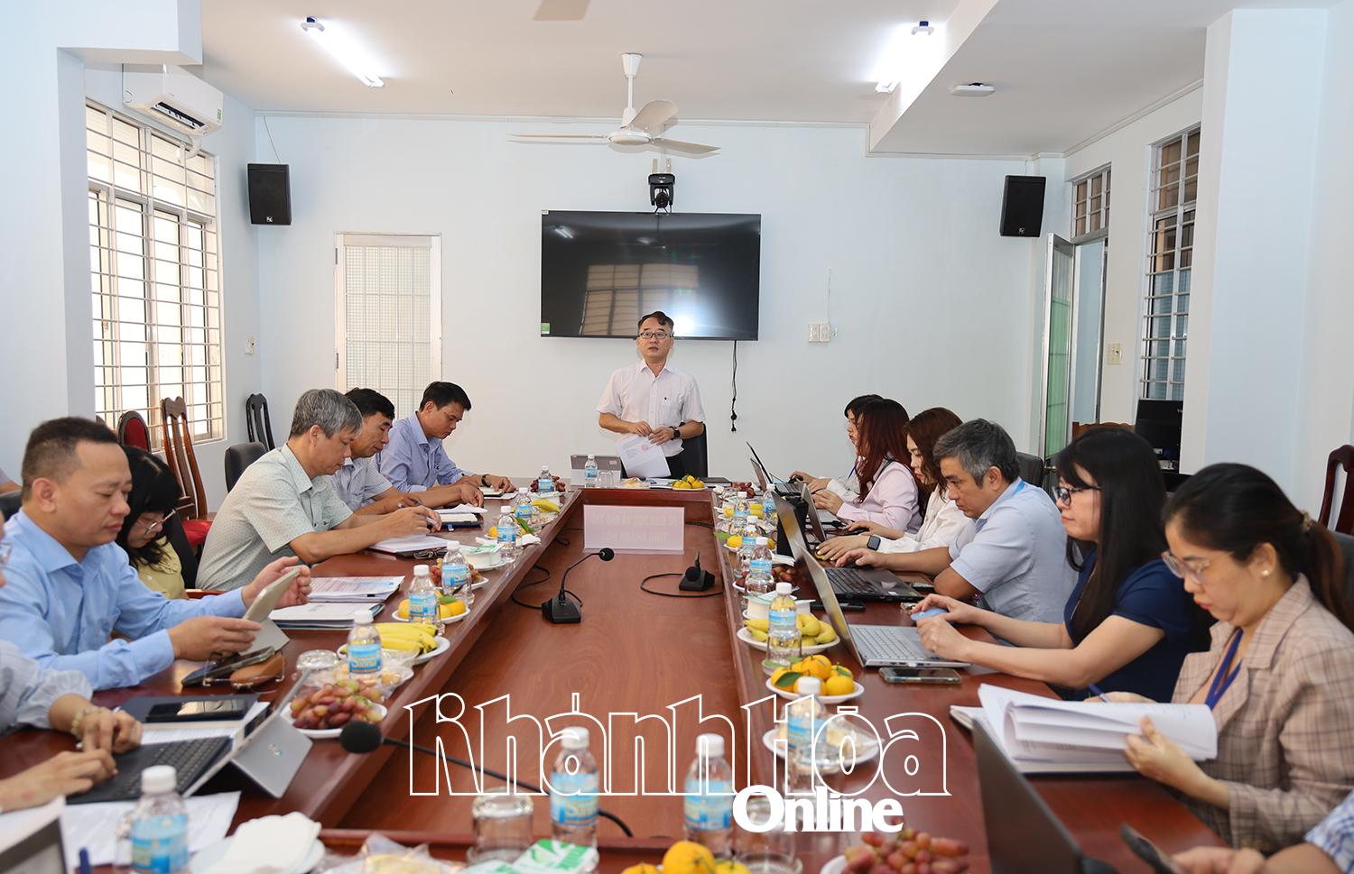 Đoàn kiểm tra làm việc tại Sở Giáo dục và Đào tạo. 