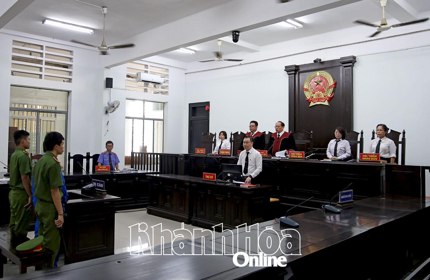 Tòa tuyên án. 