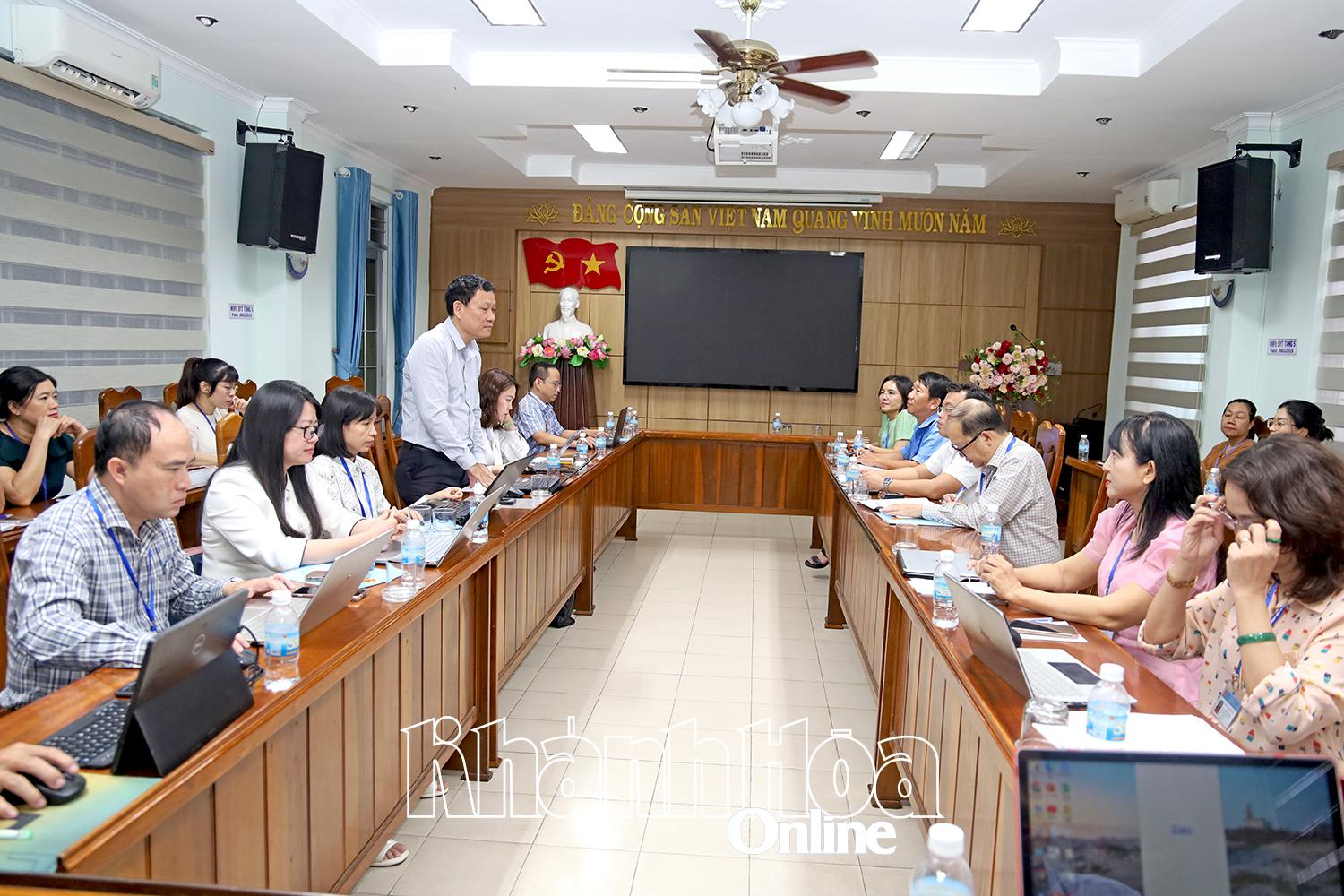 Đoàn kiểm tra làm việc với Sở Y tế. 