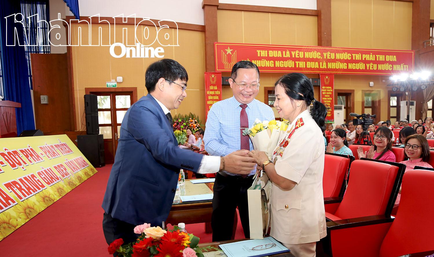 Lãnh đạo Đảng ủy, UBND phường tặng quà Anh hùng Lực lượng vũ trang nhân dân Lê Thị Minh Hãnh.