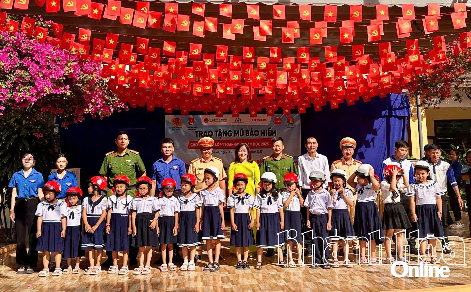 Tặng mũ bảo hiểm cho học sinh khối lớp 1.