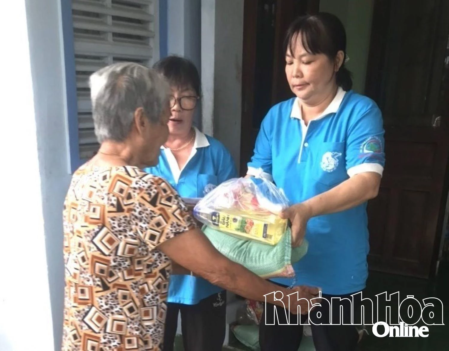 Tặng quà cho phụ nữ có hoàn cảnh khó khăn.