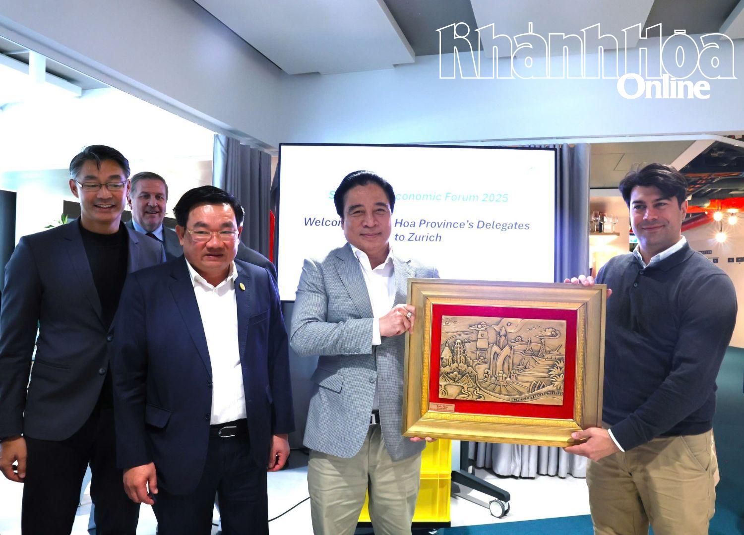 Chủ tịch Nguyễn Khắc Toàn tặng quà doanh nghiệp Thụy Sĩ