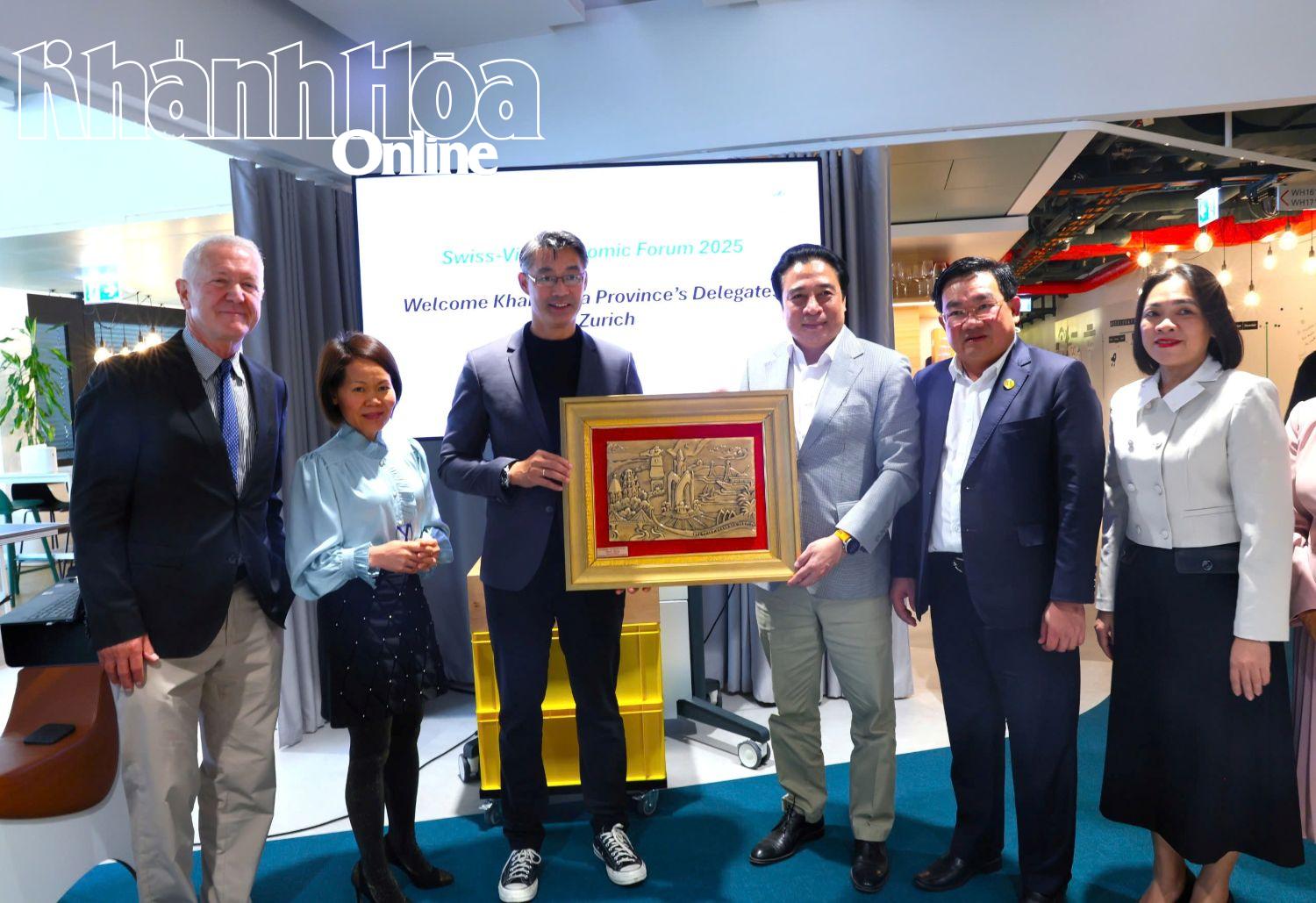 Chủ tịch UBND tỉnh Nguyễn Khắc Toàn tặng quà Tiến sĩ Philipp 