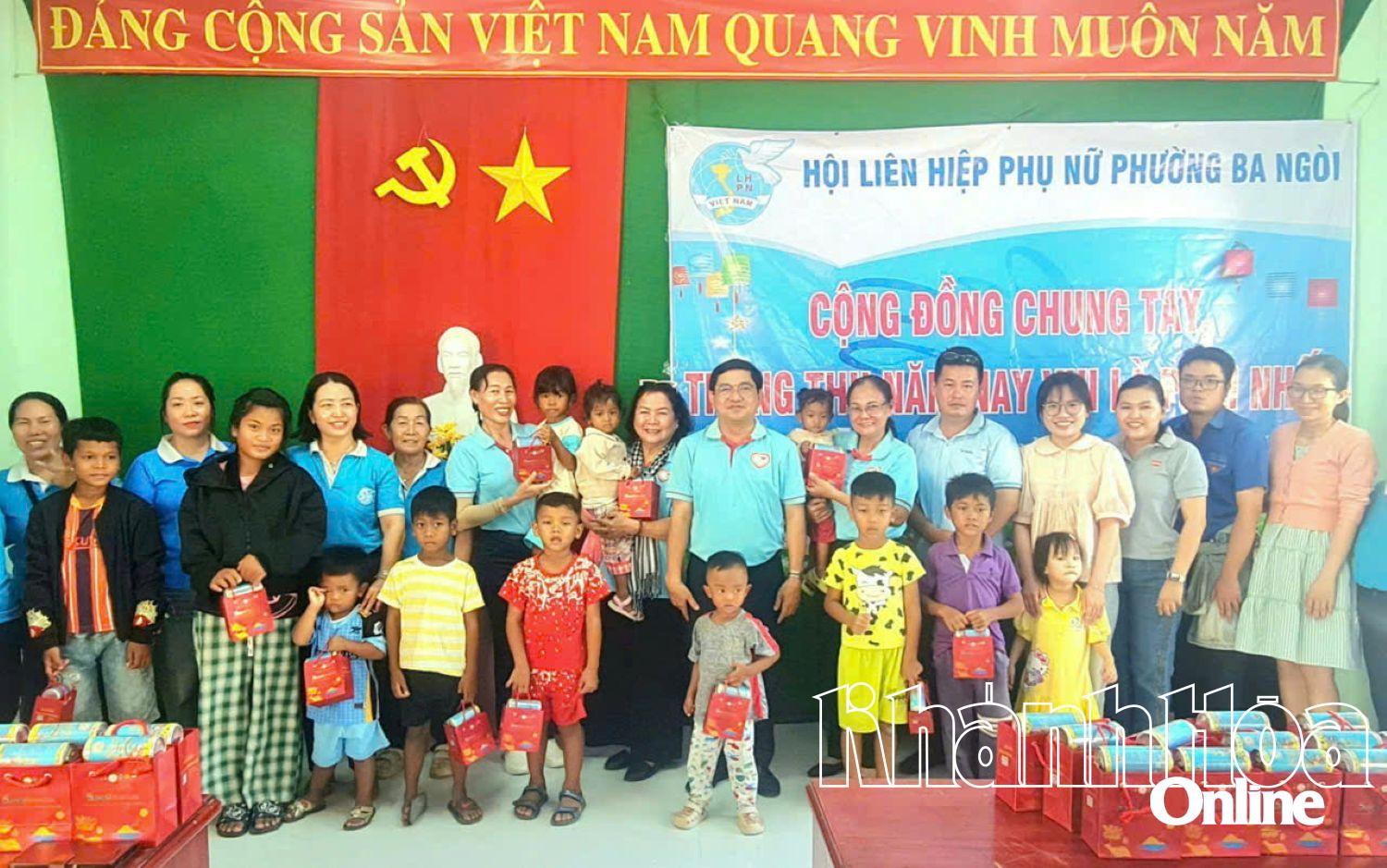 Tặng quà Trung thu cho trẻ em dân tộc thiểu số phường Ba Ngòi.
