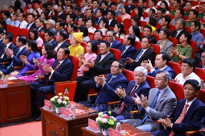 Các đồng chí lãnh đạo Đảng, Nhà nước, Mặt trận Tổ quốc Việt Nam tham dự lễ trao giải. Nguồn: TTXVN.