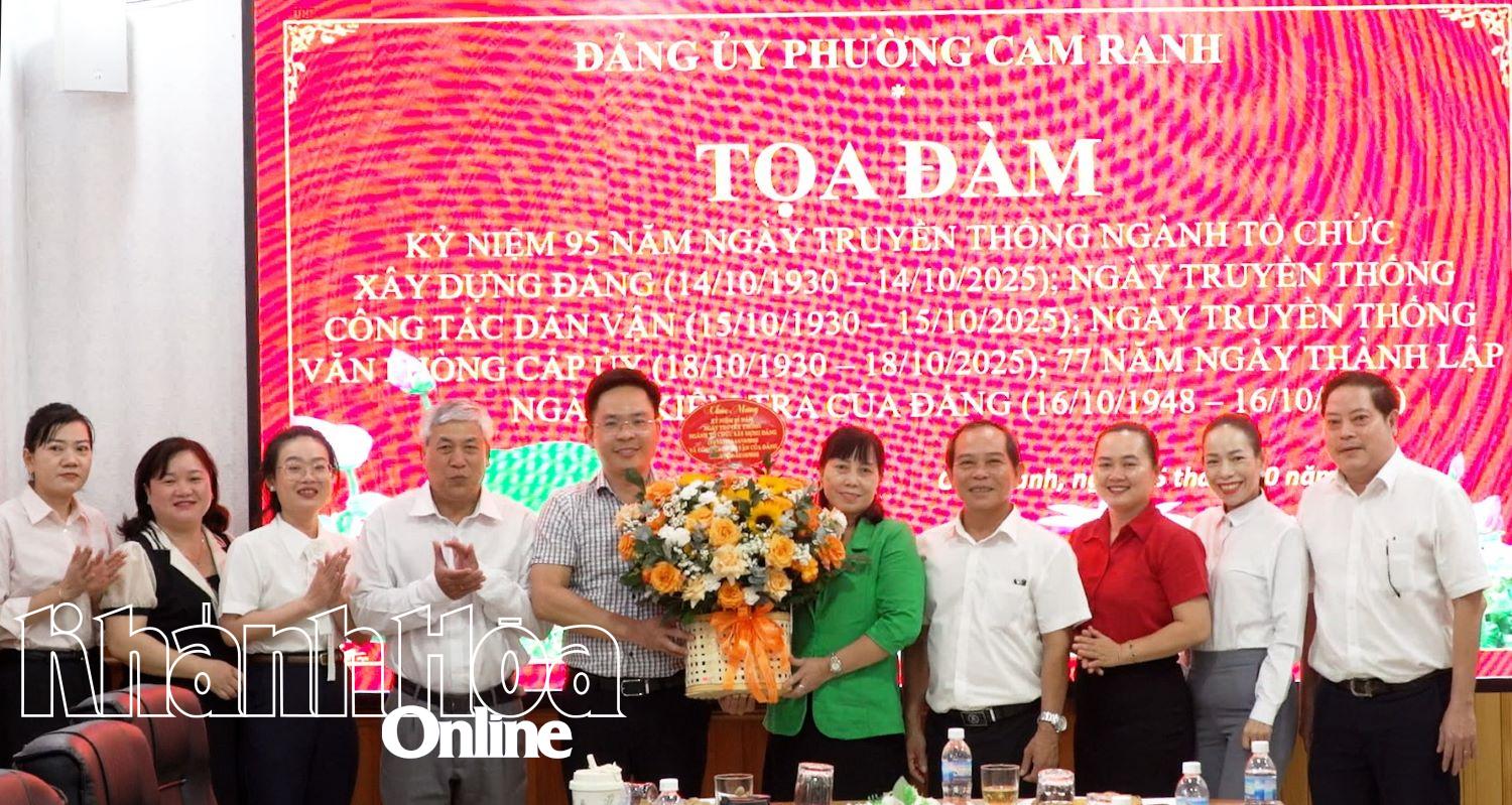 Thường trực Đảng ủy phường Cam Ranh tặng hoa chúc mừng Ban Xây dựng Đảng phường.