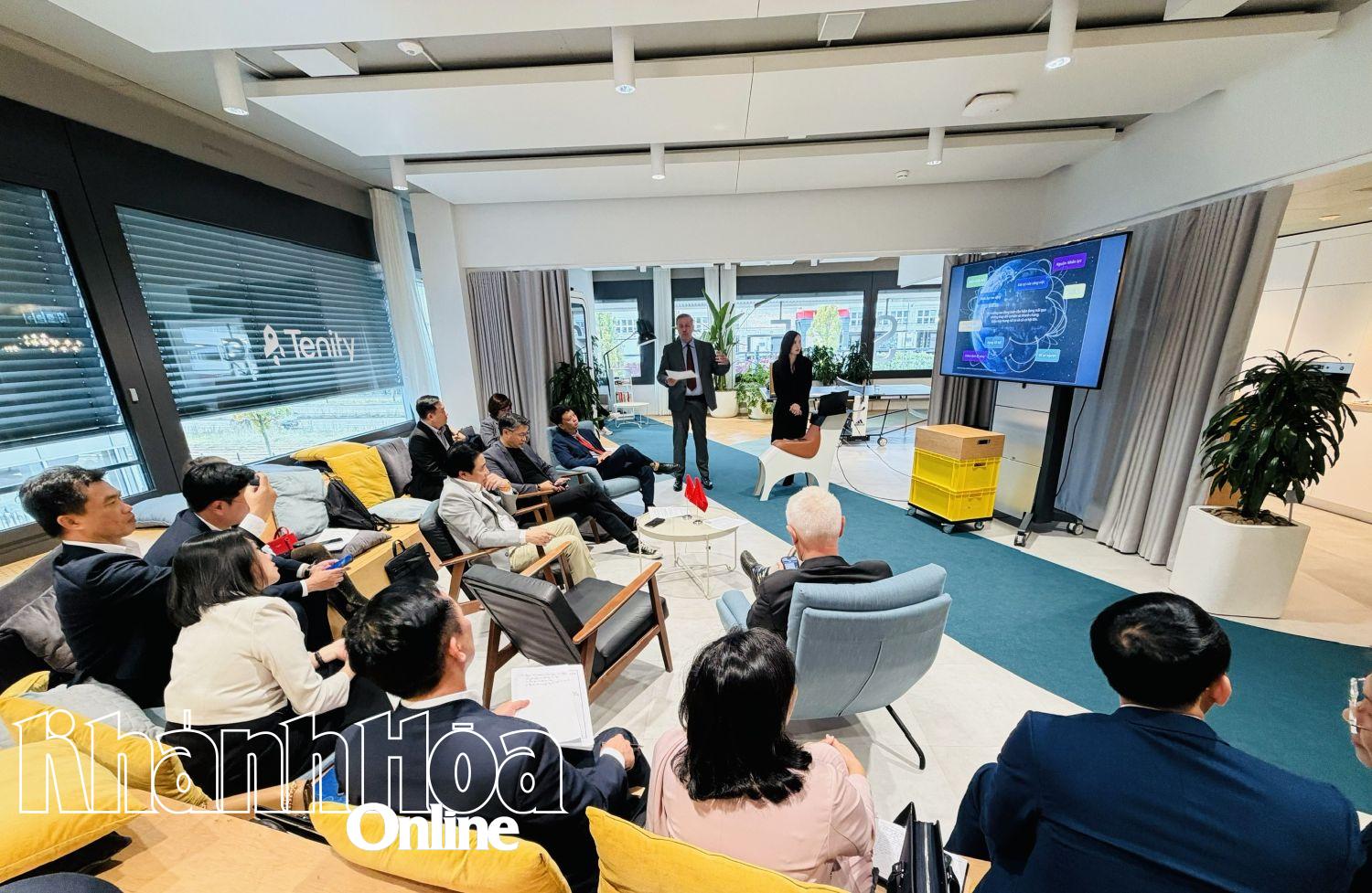 Chủ tịch UBND tỉnh Nguyễn Khắc Toàn và Tiến sĩ Philipp Roesler cùng các đồng chí lãnh đạo theo dõi các phần thuyết trình