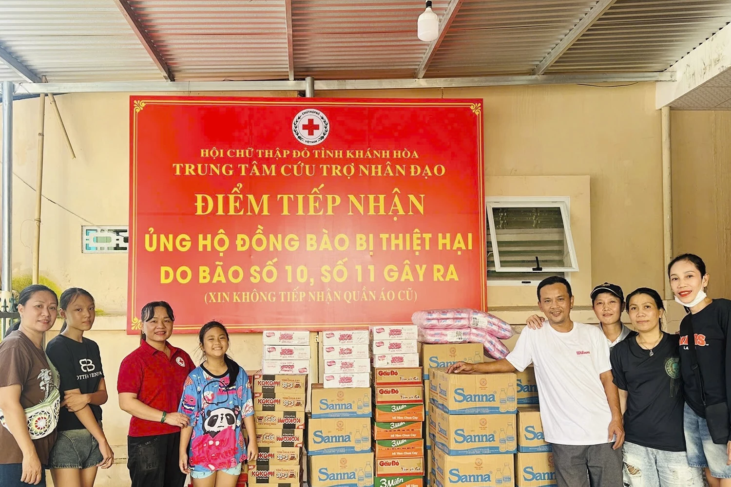 Người dân Khánh Hòa mang hàng hóa đến điểm tiếp nhận của Hội Chữ thập đỏ tỉnh để hỗ trợ đồng bào miền Bắc bị ảnh hưởng nặng bởi mưa, lũ .
