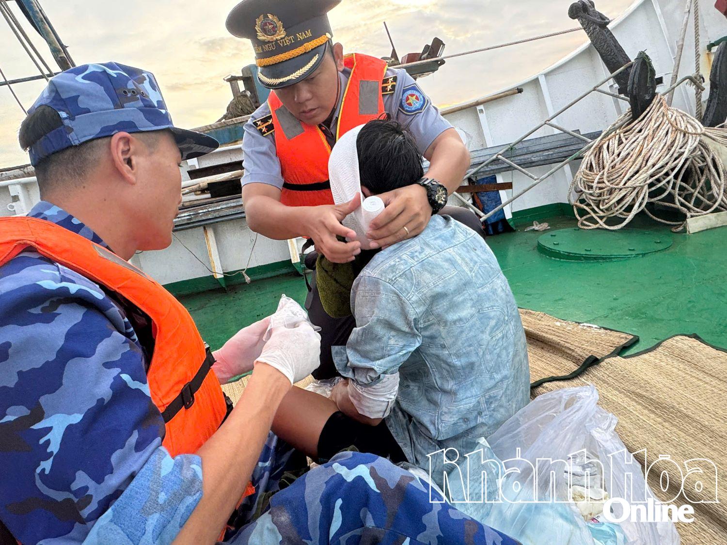 Tổ quân sơ cứu, băng bó vết thương cho ngư dân Thiện.