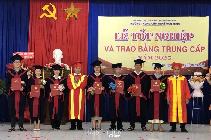 Trường Trung cấp Nghề Vạn Ninh trao bằng tốt nghiệp hệ trung cấp cho 136 học viên niên khóa 2023 - 2025