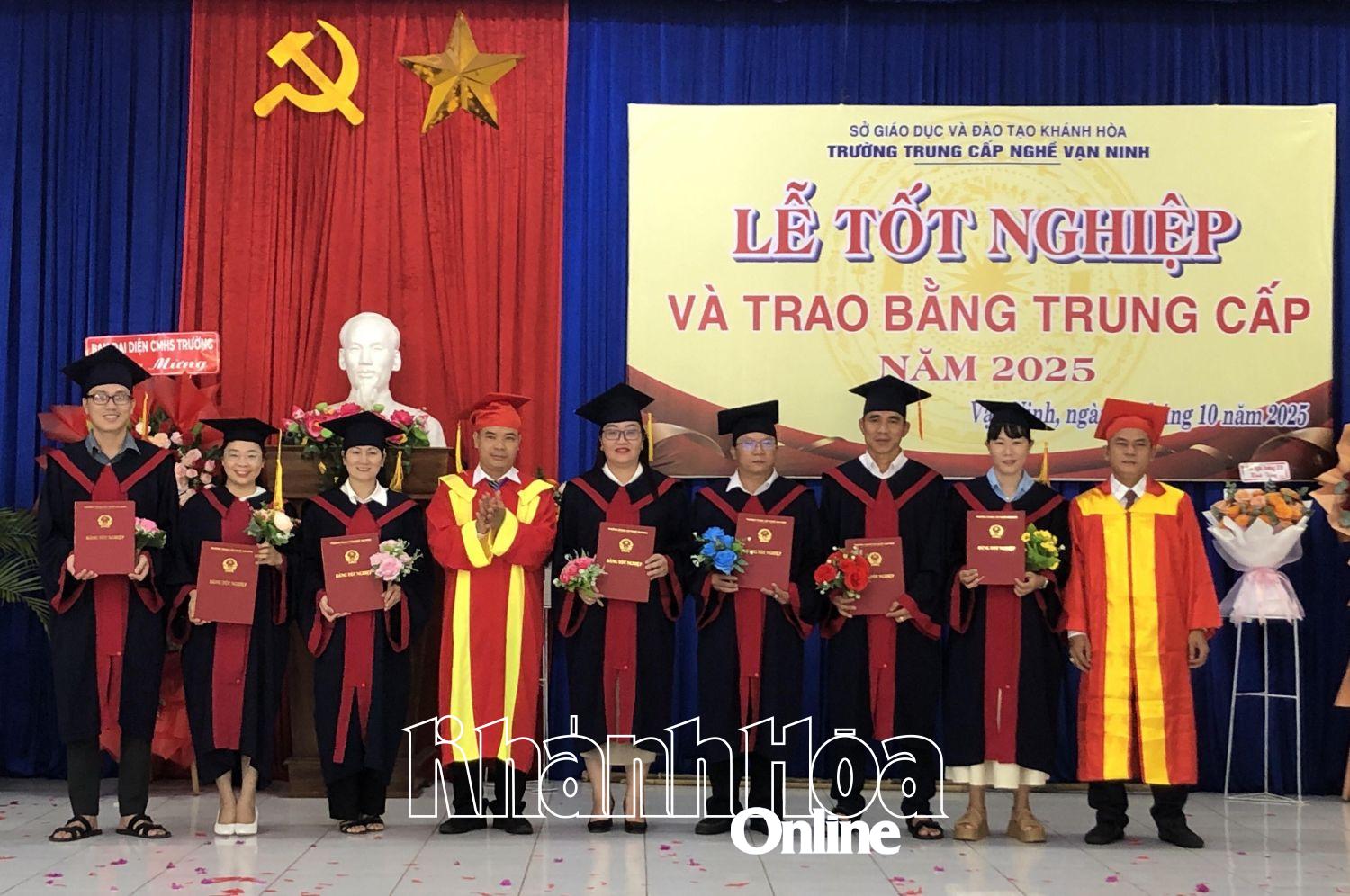Lãnh đạo Trường Trung cấp Nghề Vạn Ninh trao bằng tốt nghiệp cho các học viên.