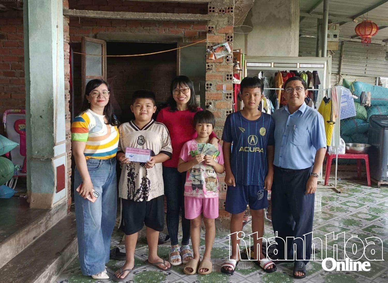 Trao hỗ trợ cho trẻ em mồ côi ở thôn Bình Khánh, xã Diên Lạc.