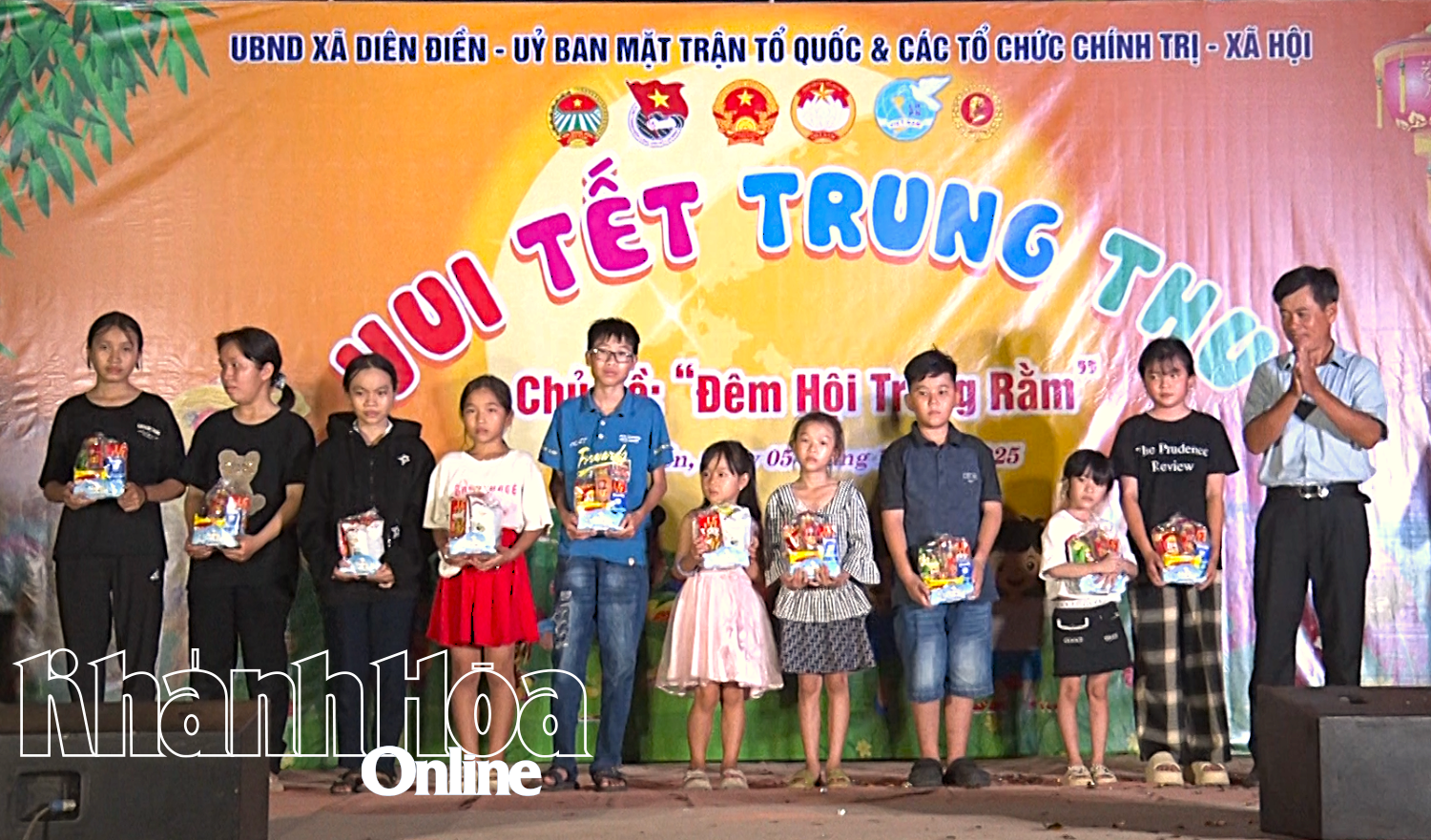 Trao quà Trung thu cho các em có hoàn cảnh khó khăn tại chương trình.