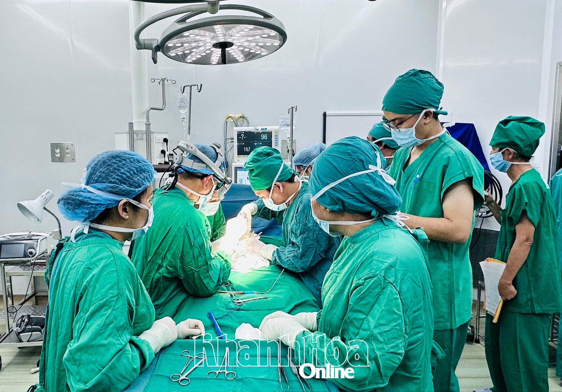 Các bác sĩ đang thực hiện ca phẫu thuật cho trẻ